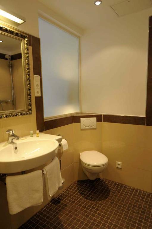Hotel Continental Саарбрюкен Стая снимка